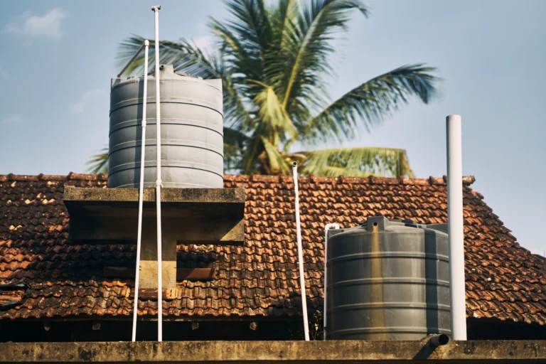 deux réservoirs d'eau sur le toit d'une maison