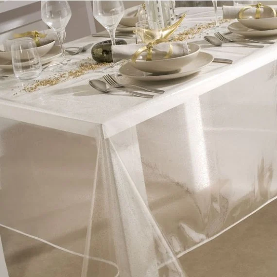 toile transparente sur la table à manger