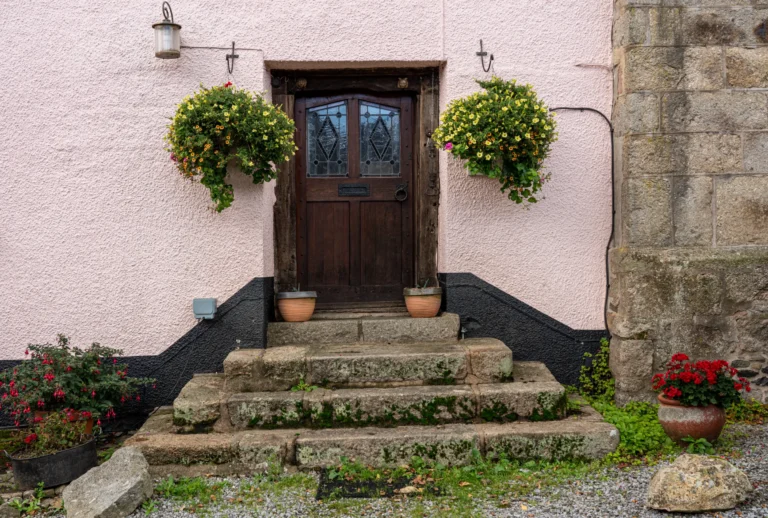 porte d'entrée d'une maison ancienne