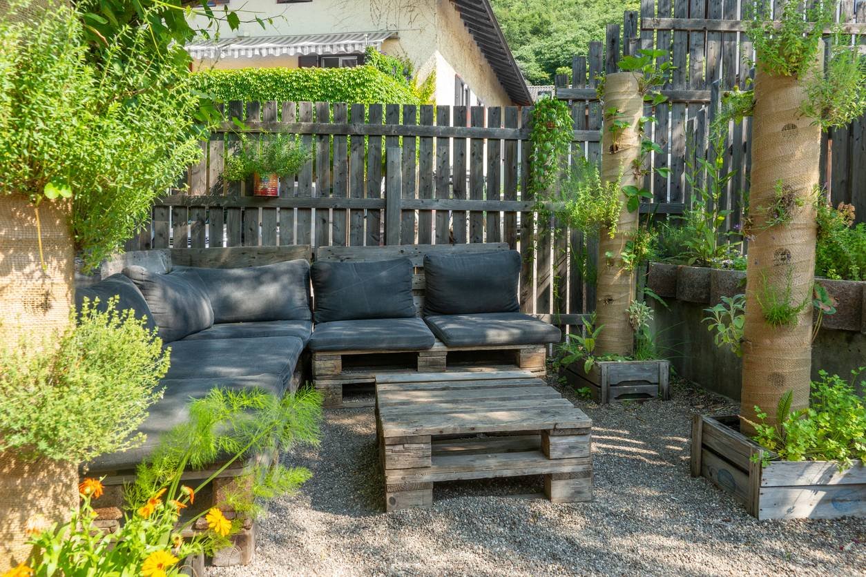 salon de jardin dans un espace convivial