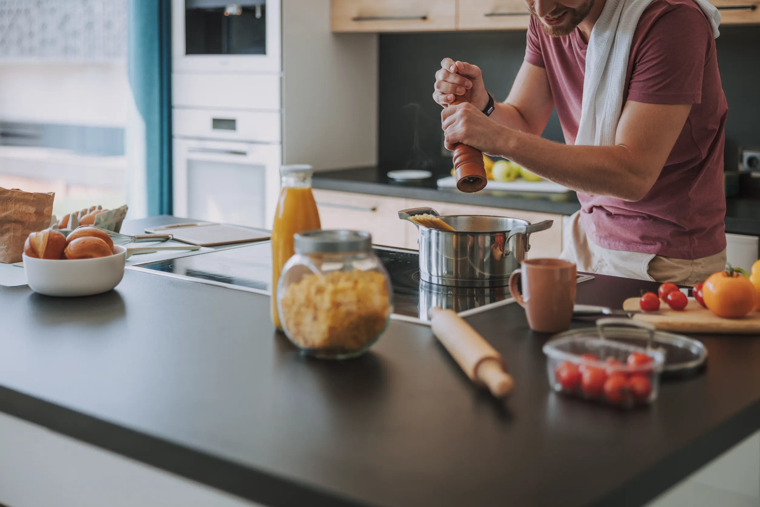 Cuisinier préparant un dîner italien dans sa cuisine 