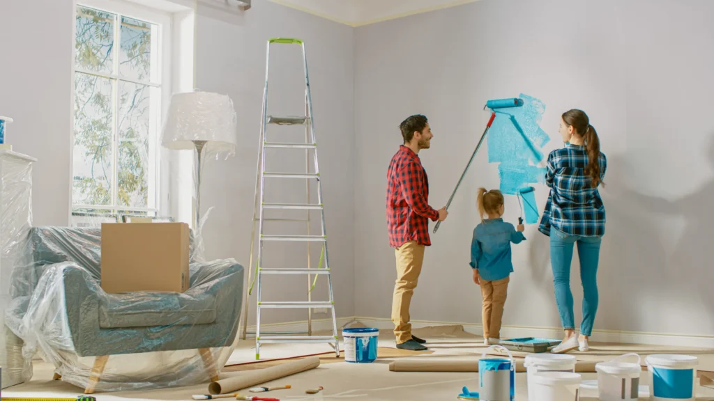 famille qui peint les murs 