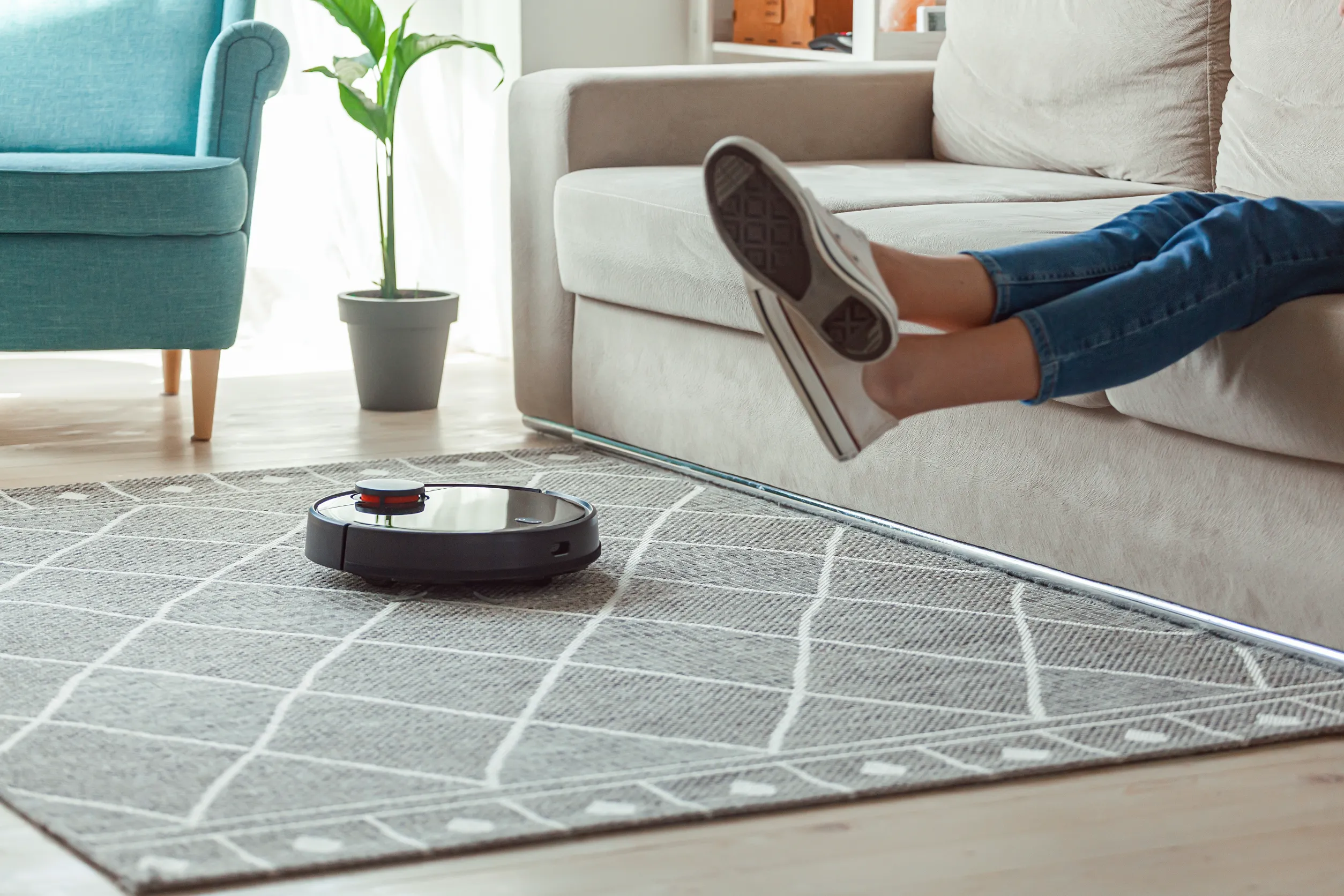 tapis de salon nettoyé avec un aspirateur