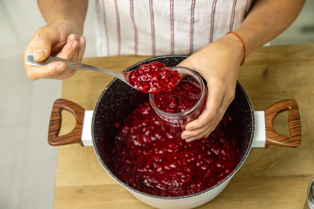 confiture de mûres cuite dans une casserole