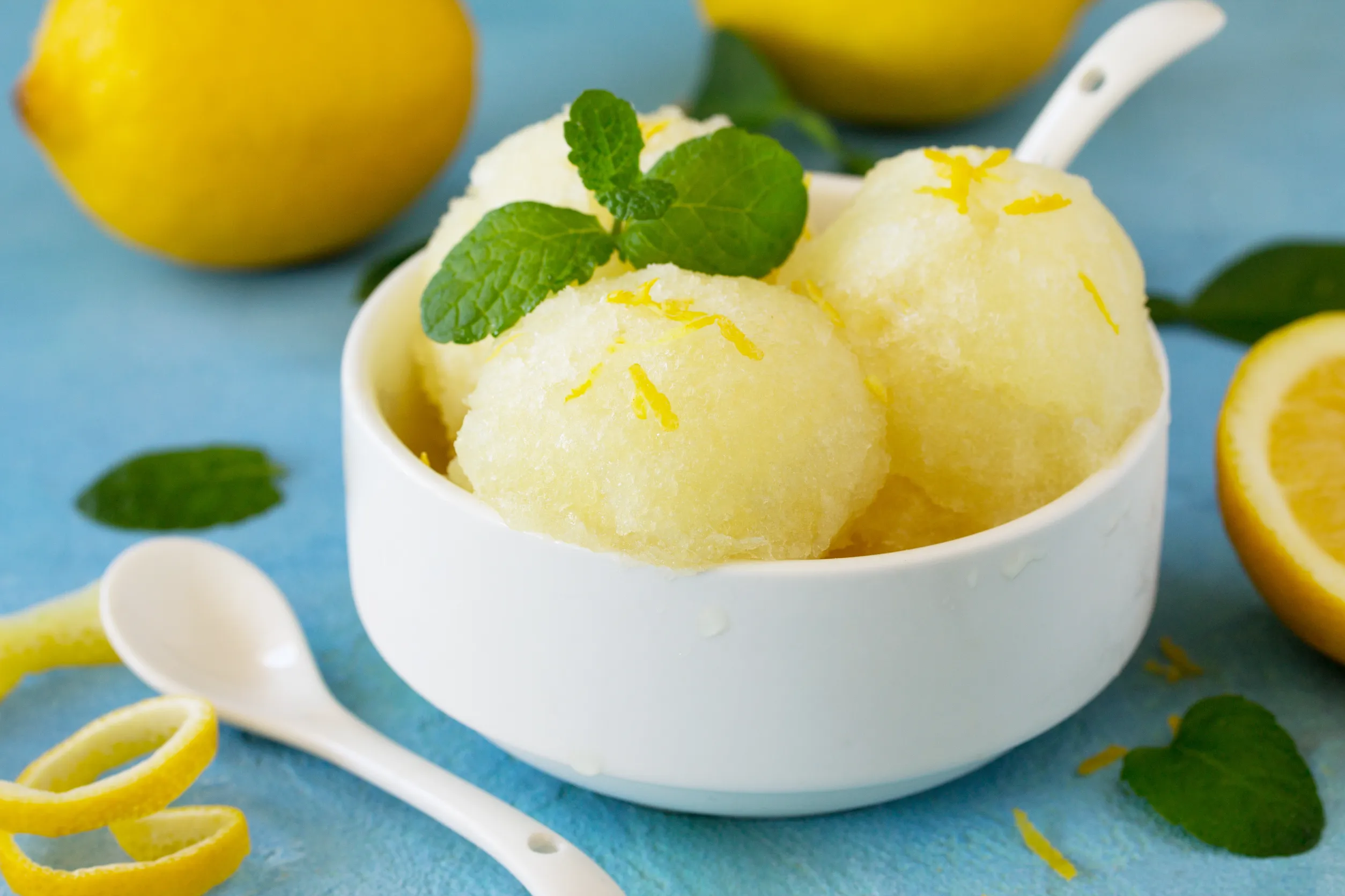 sorbet citron et basilic dans un bol blanc 