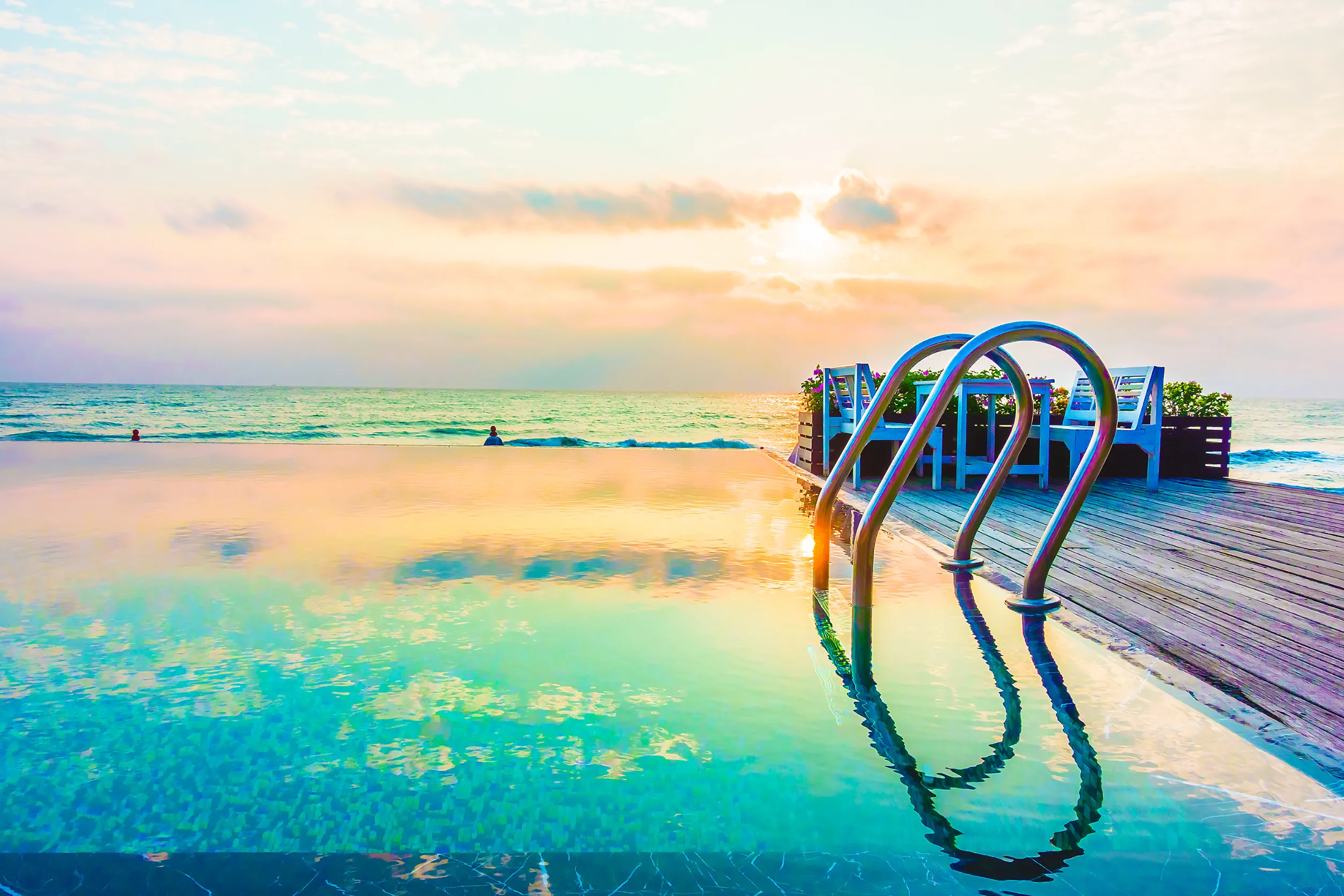 piscine miroir sous un soleil couchant