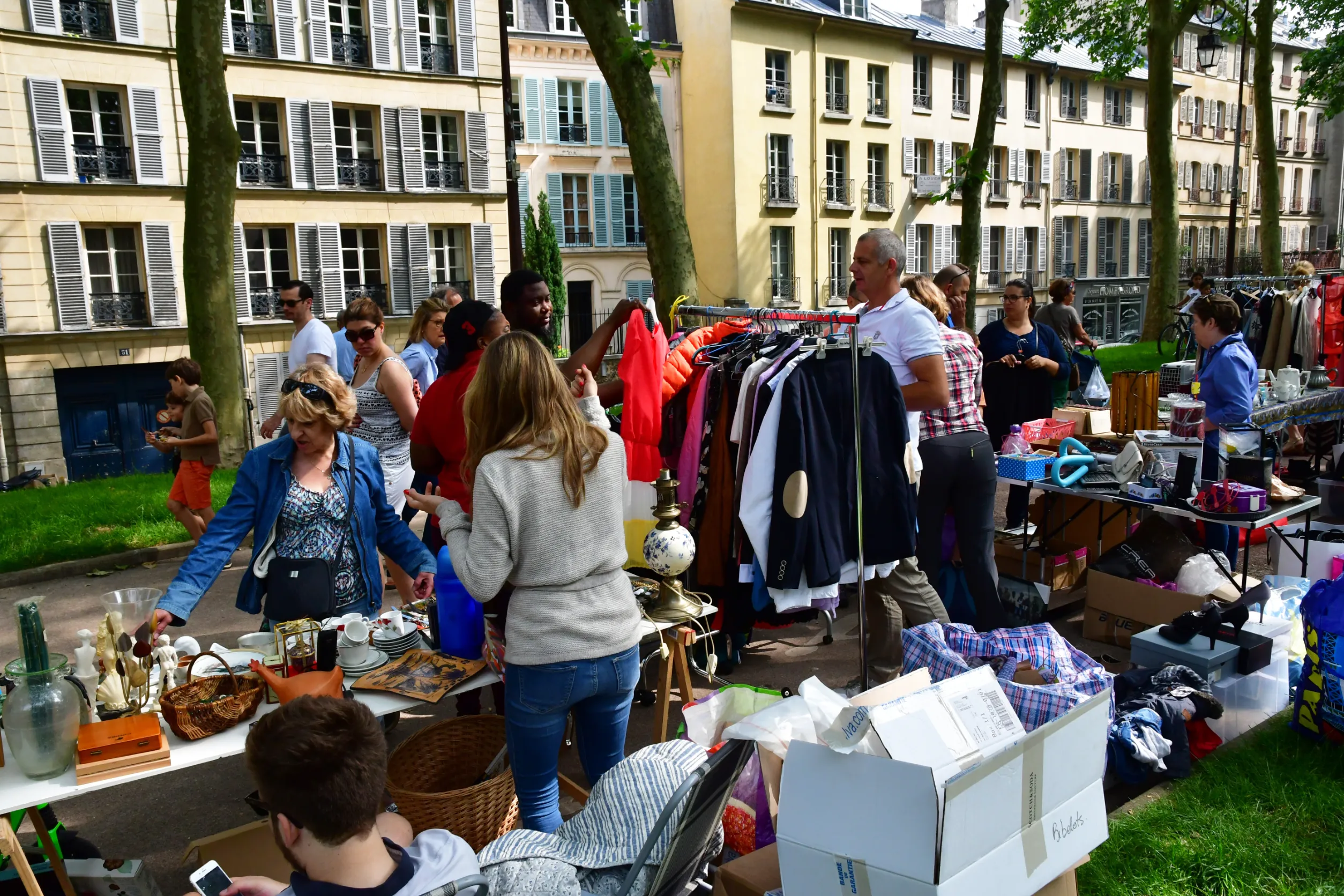 vente d'habits à une brocante