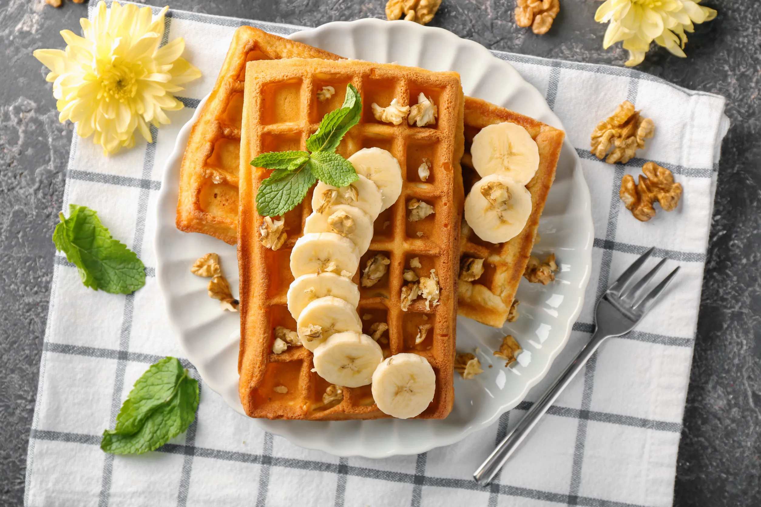 des gaufres avec des garnitures de banane