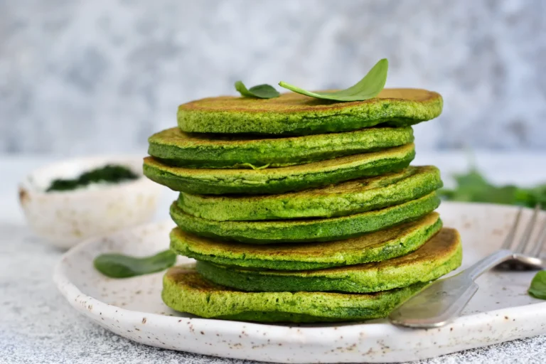 un plat de panckakes au matcha