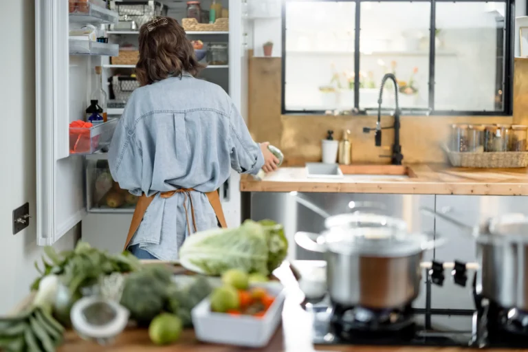 une femme qui prépare à la cuisine