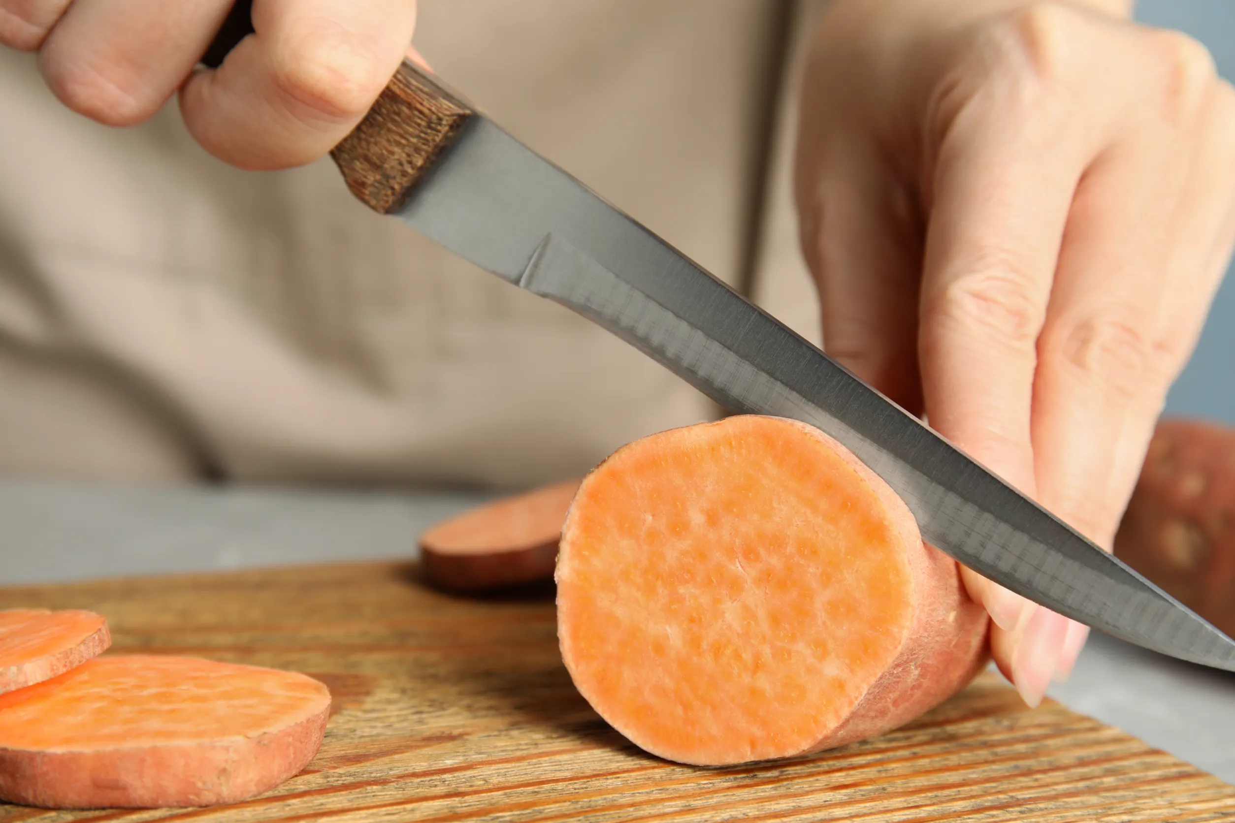 éplucher et couper les patates douces 