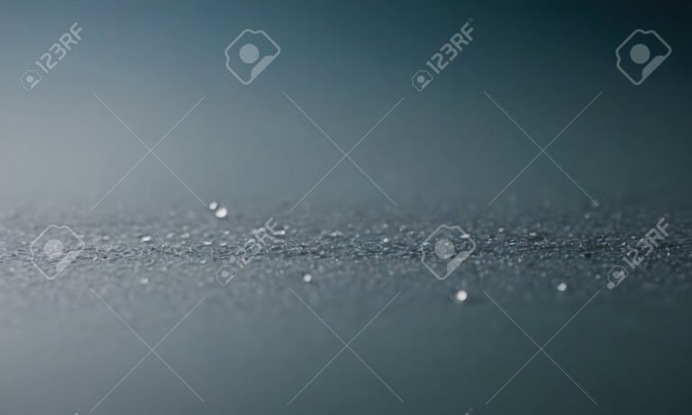 perles d'eau sur le sol