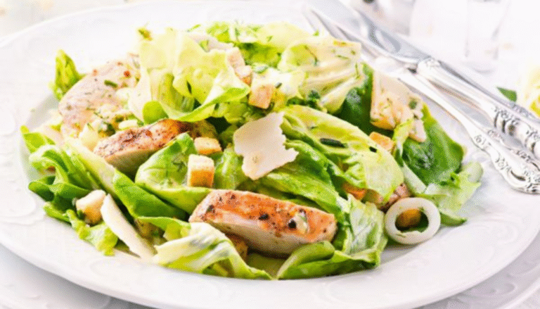 Salade César fraîche avec croûtons maison