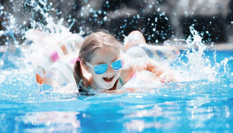 une fille en piscine