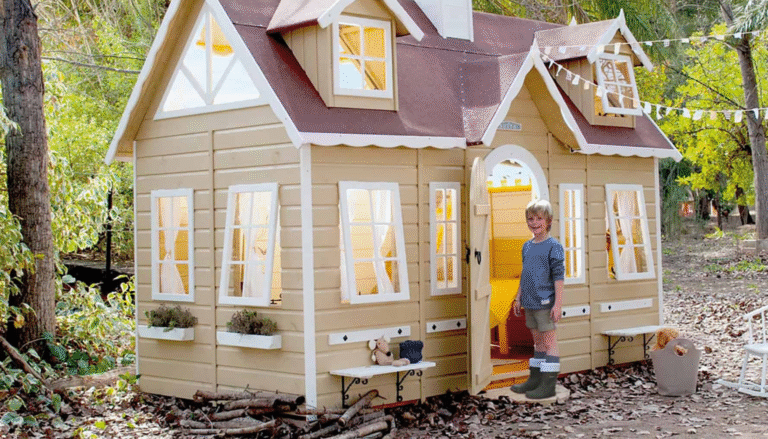 un enfant joue dans une cabane extérieure