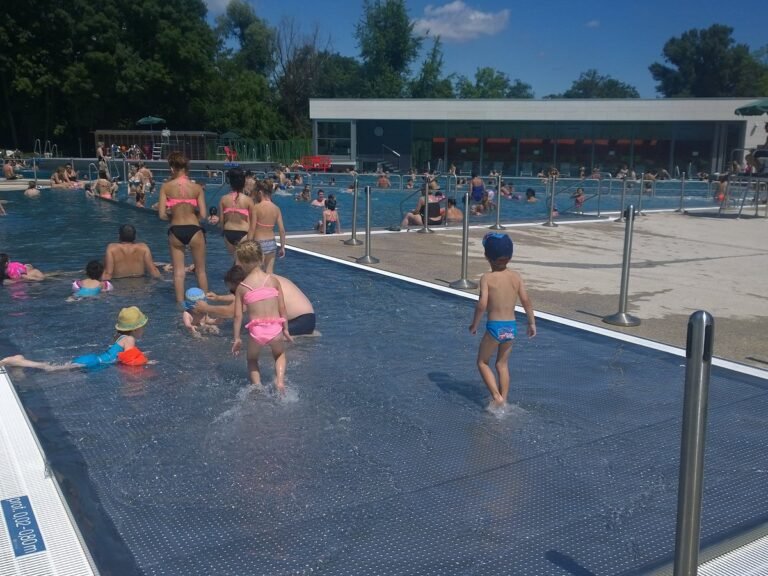Enfants jouant piscine Warken