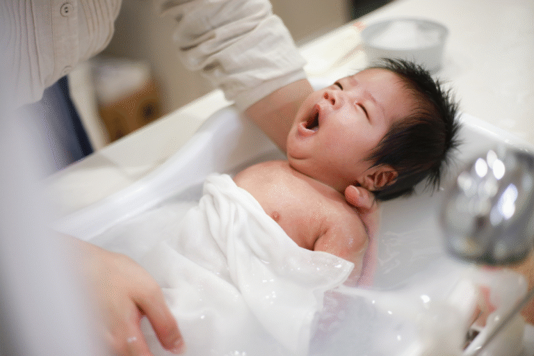 Bain enveloppé professionnel : un rituel de douceur pour accueillir votre bébé bain enveloppé bébé